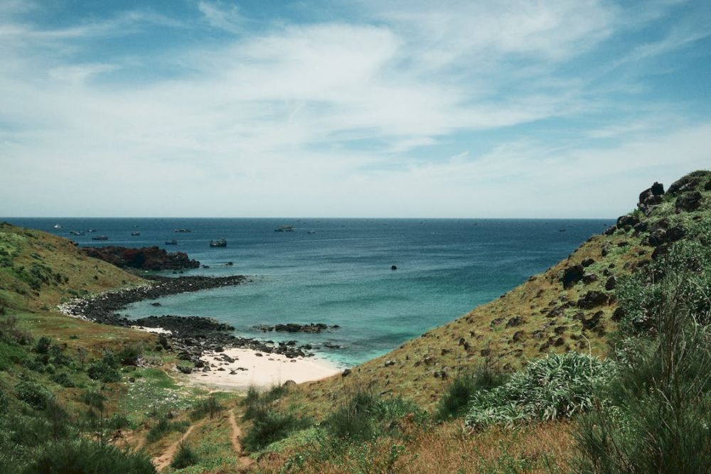 Phu Quy Island impresses with dramatic cliffs, crescent-shaped beaches, and unique cultural and spiritual landmarks closely tied to local fishing life (Source: Pexels)